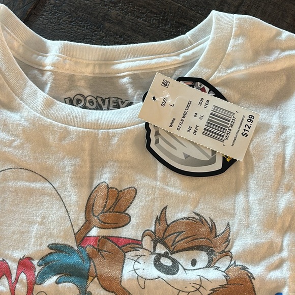 MENS LARGE LOONEY TUNES TSHIRT. NWT BUNDLE2SAVE - Picture 2 of 5